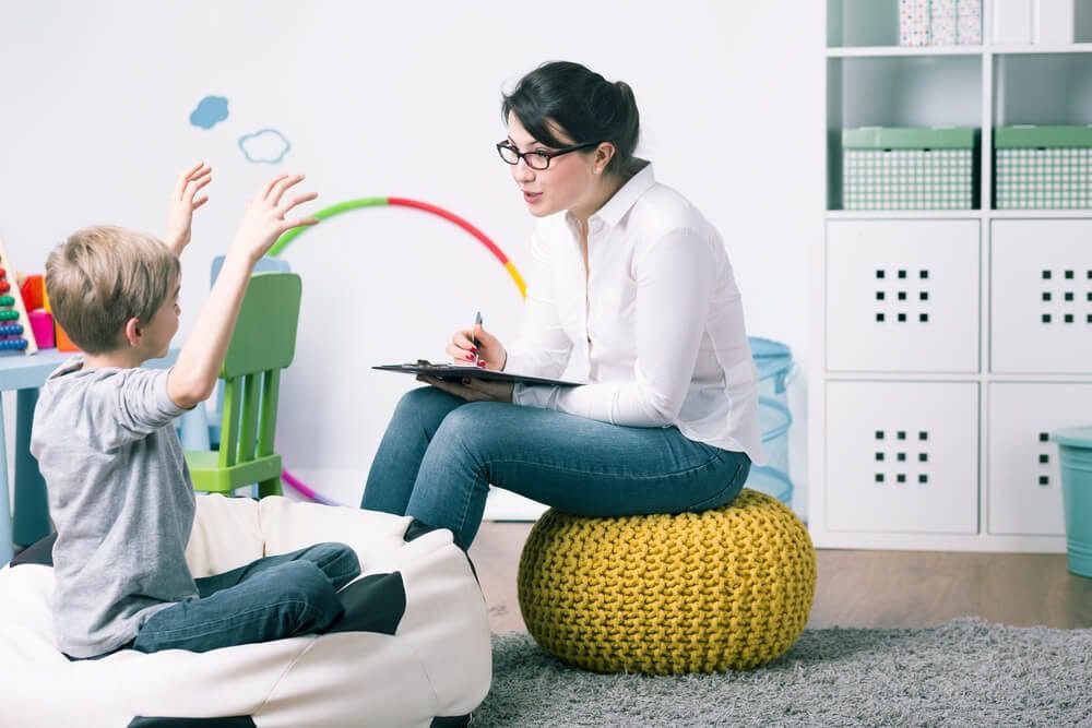 Profesional conversando con un niño durante una sesión